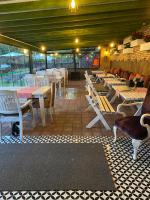 un ristorante con tavoli e sedie in una stanza di La Casa Verde Butik Otel a Smirne