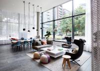 ein Wohnzimmer mit einer Couch und einem Tisch in der Unterkunft citizenM Seattle South Lake Union in Seattle