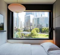 Ein Bett oder Betten in einem Zimmer der Unterkunft citizenM Seattle South Lake Union