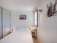 Un pat sau paturi &icirc;ntr-o camer&#x103; la Apartment Les Soleils Rouges-14 by Interhome