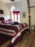 Postel nebo postele na pokoji v ubytování Peacock Cottage, Coity Bach