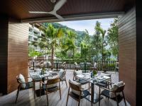 een eetkamer met tafels en stoelen op een terras bij InterContinental Phuket Resort by IHG in Kamala Beach