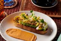 Un plato blanco con un sándwich y una rebanada de pan. en Hotel Indigo El Paso Downtown by IHG, en El Paso