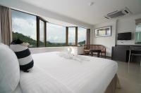 I Pavilion Hotel Phuketにあるテレビまたはエンターテインメントセンター