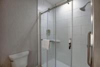 Holiday Inn Express Airport Calgary by IHGにあるバスルーム