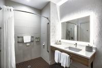 Holiday Inn Express Airport Calgary by IHGにあるバスルーム
