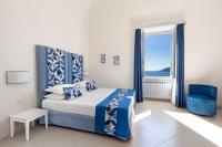 Posteľ alebo postele v izbe v ubytovaní Il Sogno di Lina Sorrento Coast Capri View