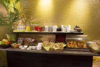 un buffet con pan y otros alimentos en una mesa en Hôtel Le Fabe, en París