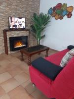 Televízia a/alebo spoločenská miestnosť v ubytovaní Casa La Torera