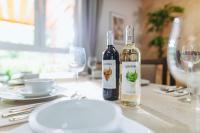 eine Flasche Wein auf einem Tisch mit Brille in der Unterkunft Szelesiówka & SPA in Chodzież