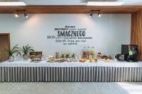 einen weißen Tisch mit Essen auf einem Zimmer in der Unterkunft Szelesiówka & SPA in Chodzież