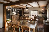 un restaurante con mesa de madera y sillas en Penzion Kolovna, en Hynčice pod Sušinou