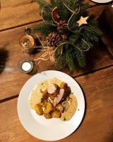 un plato blanco con comida en una mesa de madera en Penzion Kolovna, en Hynčice pod Sušinou