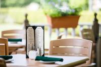 een tafel met een boek erop bij The Babcock House in Appomattox