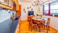 Kuchyňa alebo kuchynka v ubytovaní Apartament Klimat Górski na Okrzei - 5D Apartamenty