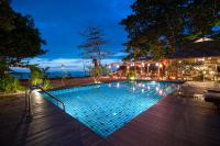 Der Swimmingpool an oder in der Nähe von LaLaanta Hideaway Resort