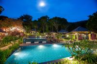 Der Swimmingpool an oder in der Nähe von LaLaanta Hideaway Resort