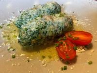 un plato con un trozo de carne y un tomate en Gasthof Trausberg, en Corvara in Passiria