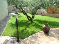 A garden outside Addisora Appartamenti