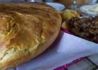 莫伊科瓦茨Katun Lanista-Kolibe Bogavac的桌子上馅饼和豆子的特写镜头