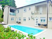 Basen w obiekcie Villa Merra lub w pobliżu