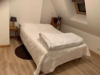 Een bed of bedden in een kamer bij Logement Agr&eacute;able r&eacute;cemment r&eacute;nov&eacute; &agrave; Aubusson