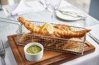 een mand met eten, met garnalen en een kom guacamole bij St James Hotel in Grimsby