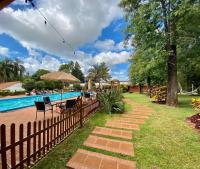 un complejo con piscina y valla en Encanto Rural, en Bella Vista