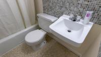 Rideau Oceanfront Motelにあるバスルーム