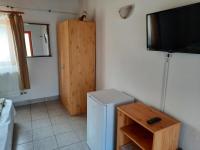 Telewizja i/lub zestaw kina domowego w obiekcie Nosztalgia Vendégház
