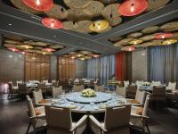 une salle à manger avec une grande table et des chaises dans l'établissement Crowne Plaza Qidong by IHG, à Qidong