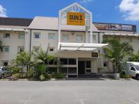 Un hotel con un cartel en la entrada. en SUN1 NELSPRUIT, en Nelspruit