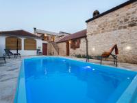 Bazén v ubytovaní Holiday home in Benkovac near the sea alebo v jeho blízkosti
