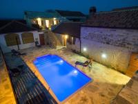 Bazén v ubytovaní Holiday home in Benkovac near the sea alebo v jeho blízkosti