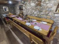 Reštaurácia alebo iné gastronomické zariadenie v ubytovaní Holiday home in Benkovac near the sea