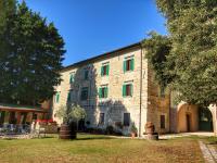 A garden outside Belvilla by OYO Splendid Farmhouse with Jacuzzi