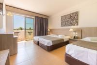 Posteľ alebo postele v izbe v ubytovaní Akti Beach Club