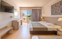 Posteľ alebo postele v izbe v ubytovaní Akti Beach Club