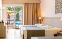 Posteľ alebo postele v izbe v ubytovaní Akti Beach Club