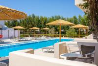 Bazén v ubytovaní Akti Beach Club alebo v jeho blízkosti