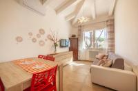 Telewizja i/lub zestaw kina domowego w obiekcie Prima dell'Elba Family Apartments
