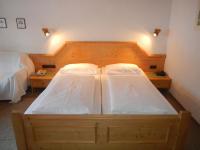 A bed or beds in a room at Haus Garni Luggi Leitner