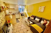 a living room with a couch and a kitchen at Cocon de Douceur : Apaisement et Harmonie intérieure in Blois