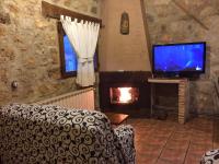 TV a/nebo společenská místnost v ubytování Casas Rurales Chon Alto Tajo