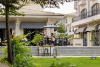 Menschen, die vor einem Gebäude an Tischen sitzen in der Unterkunft Primorski Hotel in Sweti Konstantin