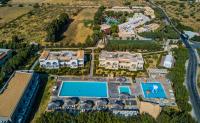 Bazén v ubytovaní Akti Beach Club alebo v jeho blízkosti