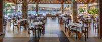 Reštaurácia alebo iné gastronomické zariadenie v ubytovaní Akti Beach Club