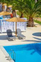 Bazén v ubytovaní Akti Beach Club alebo v jeho blízkosti