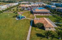 Bazén v ubytovaní Akti Beach Club alebo v jeho blízkosti