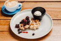 un plato de comida con fruta y una taza de café en ibis Styles Albany, en Albany